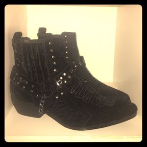 YRU velvet lasso boots