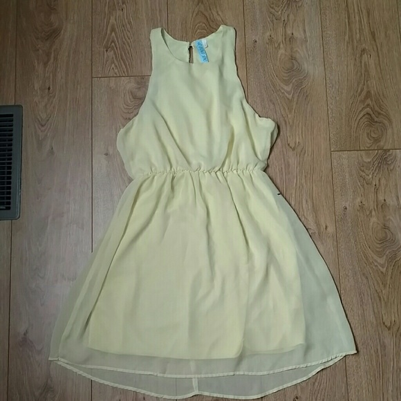 Lightweight yellow sundress - Picture 1 of 4