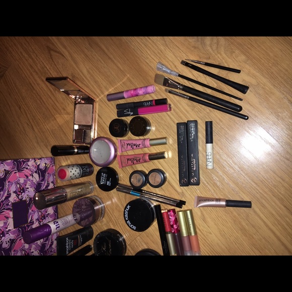 Highend Makeup Bundle - Picture 2 of 4