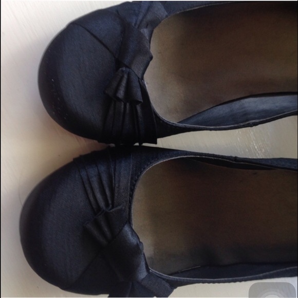 Black Side Bow Heels - Picture 2 of 3