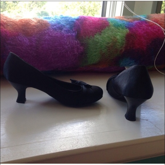 Black Side Bow Heels - Picture 3 of 3