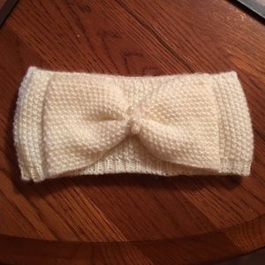 Ear warmer with a bow
