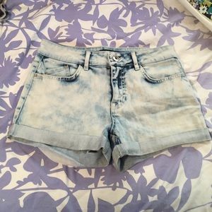 Lightwash high-waisted denim shorts