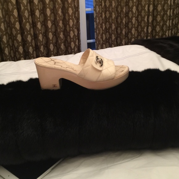 Chanel cream sandals - Picture 2 of 4