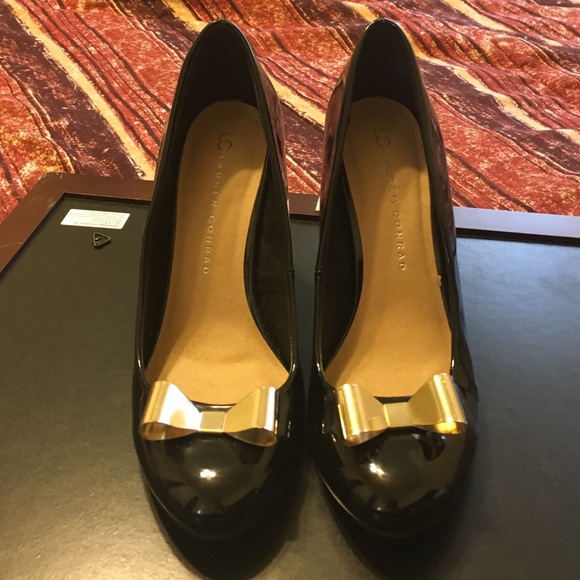 Black pumps