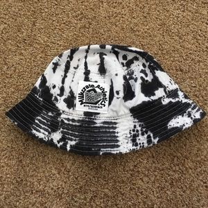 💥BLACK AND WHITE TIE-DYE BUCKET HAT💥