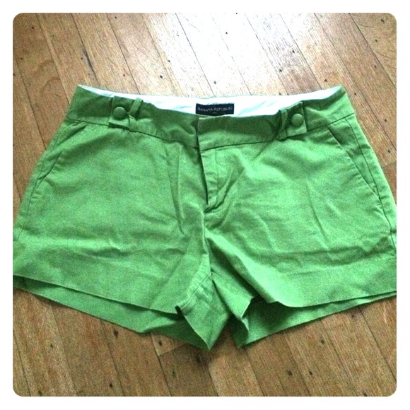 Banana Republic Green 3" Chino Shorts