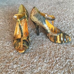BCBG size 7 yellow and gray heels