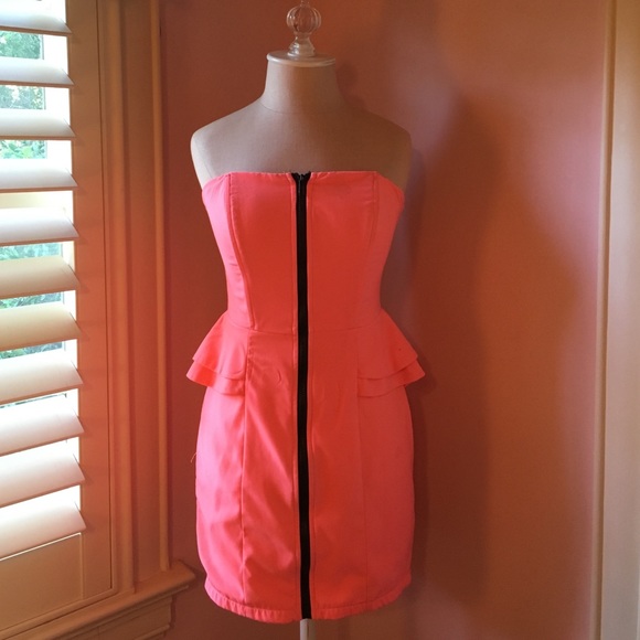 HOT PINK STRAPLESS DRESS