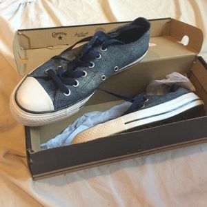 New never worn denim style converse all stars