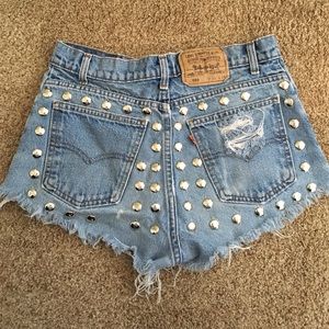 🌼STUDDED HIGH-WAISTED LEVI SHORTS🌼