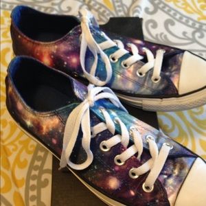 Converse ladies tennis shoe