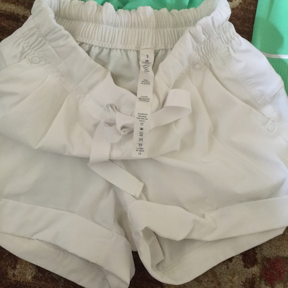 Sold🌺Lulu lemon spring break away short II