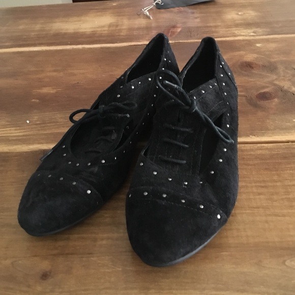 Cute cut out suede G by Guess shoes