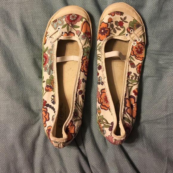 Size 10 flowered Mary Jane tennis shoe