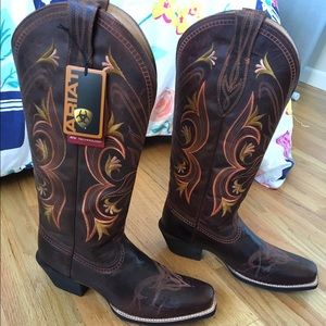 New with tags Ariat cowboy boots!