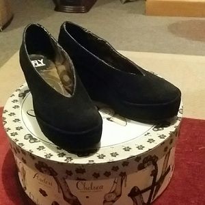 Black oiled suede platform pump.