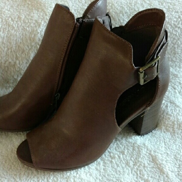 🚫SOLD to other website🚫Peep Toe Booties