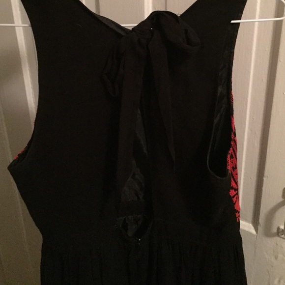 Embroidered dress - Picture 3 of 3