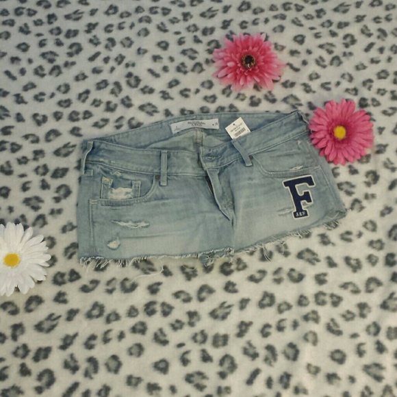 NWT Abercrombie light wash distressed denim shorts