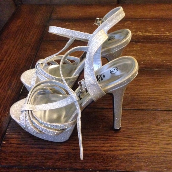 debs high heels - Picture 2 of 2