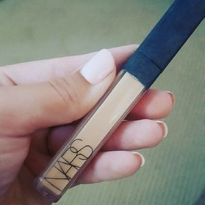 Nars creamy concealer in honey