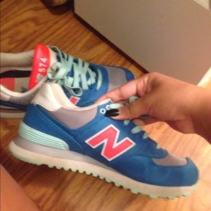 New balance tennis shoes