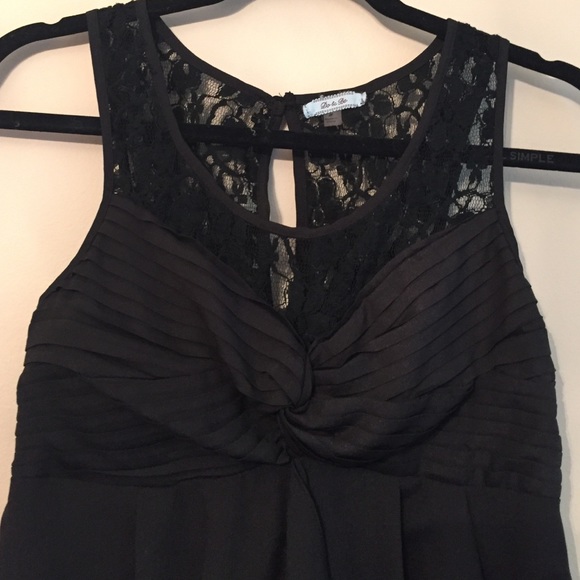 Black Sleeveless Blouse - Picture 2 of 3