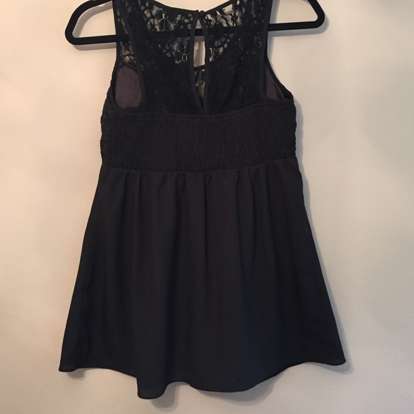 Black Sleeveless Blouse - Picture 3 of 3