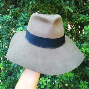 ⛔️SOLD⛔️👒 CHRISTY'S Crown Collection Wool Hat👒