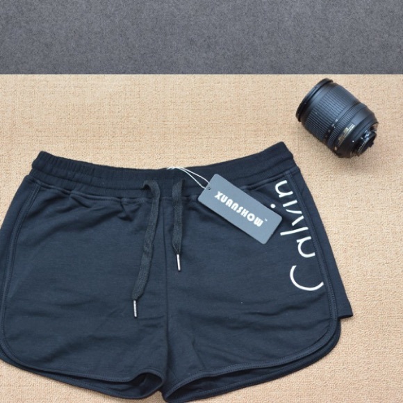 Classic black cropped sweatshirt and shorts - Picture 3 of 3