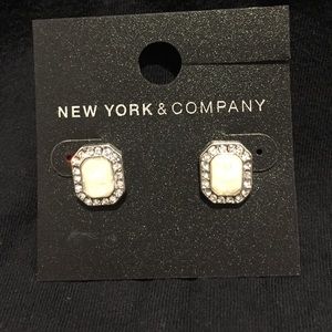💕New York and Company Post Earrings NWT💕