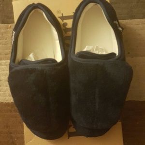 Brand New In Box Foot Smart Slippers Size 8