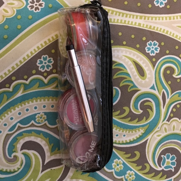 ME lipgloss kit never used