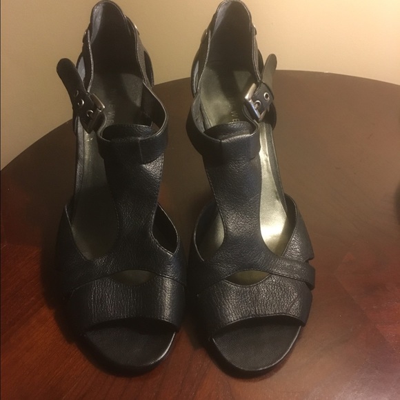 Pre-own nine west black leather T strap heels