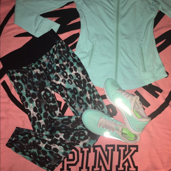 💠💠H&M {Tiffany Blue} Athletic Leggings💠💠 - Picture 1 of 3