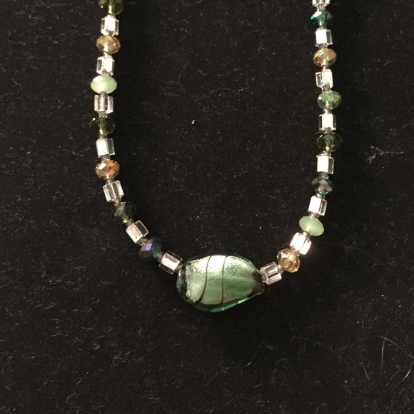 Necklace with green beads - Picture 2 of 2