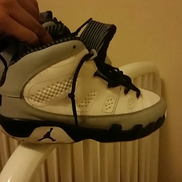 Jordans grey and black nines size 3 in boys - Picture 3 of 4