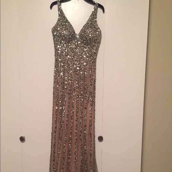 Dresses & Skirts - Beautiful champagne sparkly prom dress