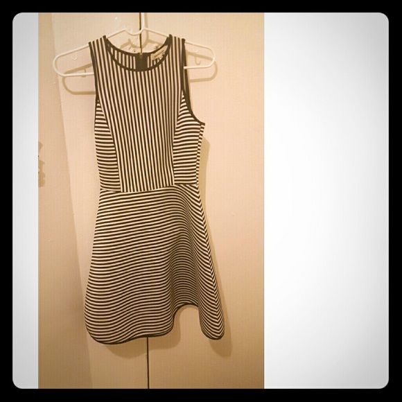 Monteau Dresses & Skirts - A Black and White dress