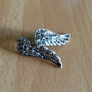 Angelic wing earrings 😇 FREE