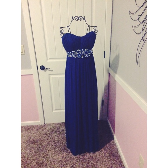 Formal dress - Picture 1 of 1