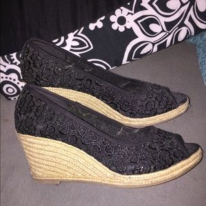Small black wedges