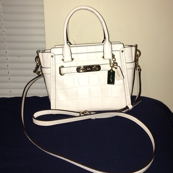 Coach Handbags - Coach swagger 21 carryall