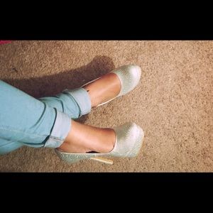 Silver/Multi- Color Heels size 7 10/10 condition