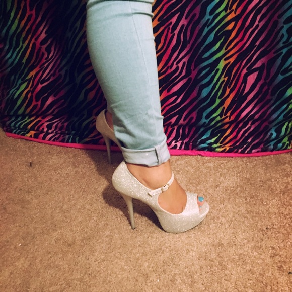 Qupid Shoes - Silver heels worn once 10/10 condition