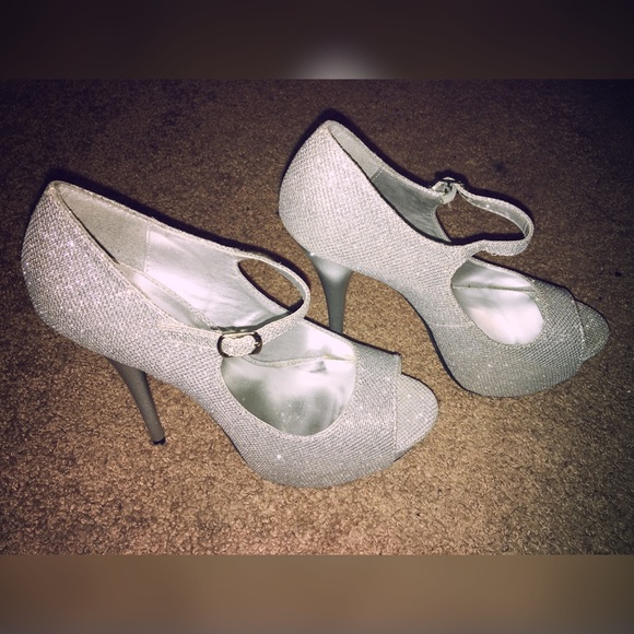 Silver heels worn once 10/10 condition - Picture 2 of 2
