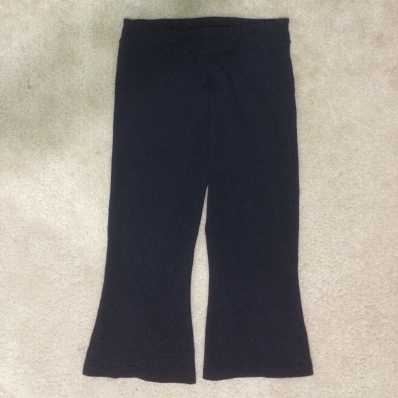 Lululemon cropped black Capri pants.