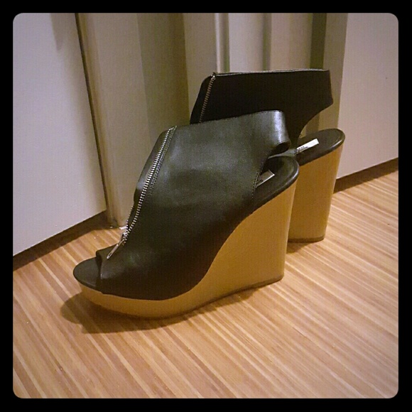 💥Sale💥Simply Vera Wang peep toe zipper wedges.