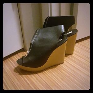 💥Sale💥Simply Vera Wang peep toe zipper wedges.